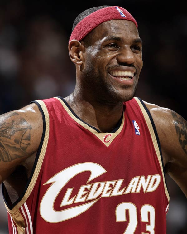 印媒：梅西混乱中尝试绕场一周，但他完全被官员及保镖包围（印媒：骚乱中梅西欲绕场一周，却被官员和保镖团团围住）