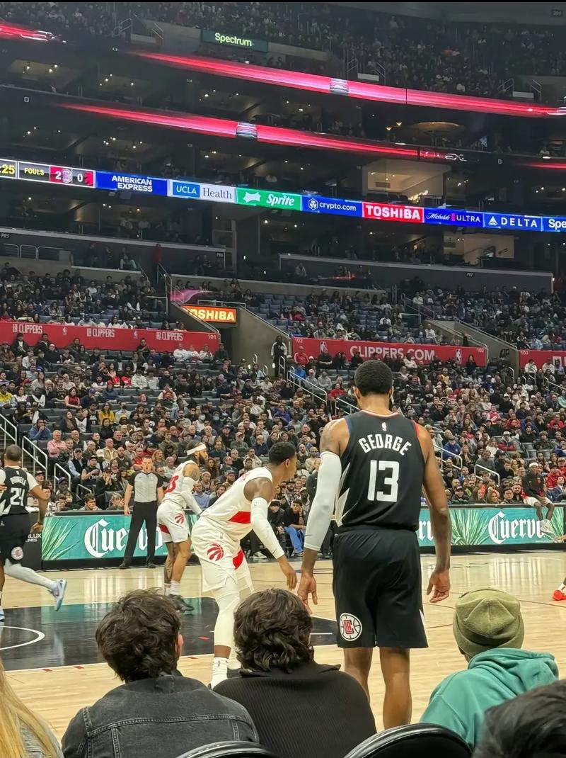 皇马推出漫威联名服饰，弗兰和卡雷拉斯进行了上身体验（皇马发布漫威联名系列，弗兰与卡雷拉斯试穿亮相）